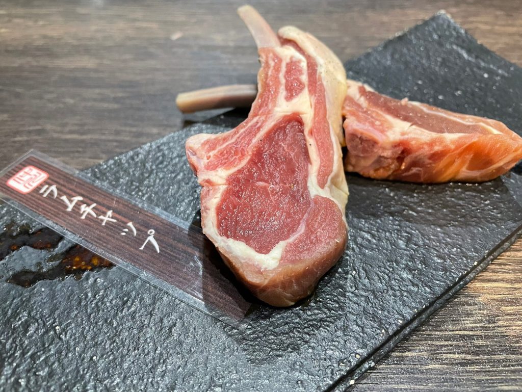 ラムチャップは塩コショウで食べるのが通！