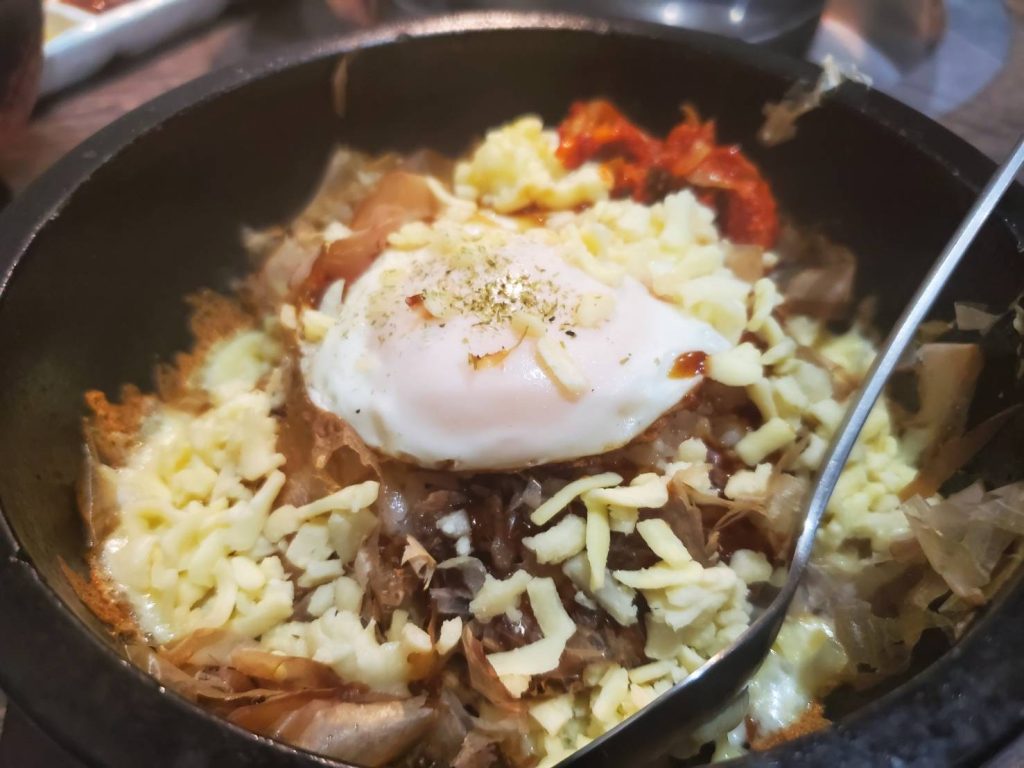 目丼とビビンパのコラボ「目丼パ」