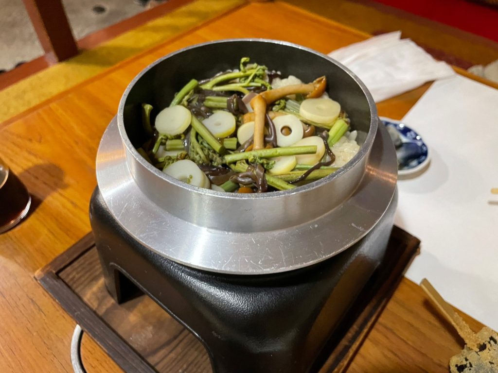 具だくさんでシェアして美味しい「山菜釜飯」