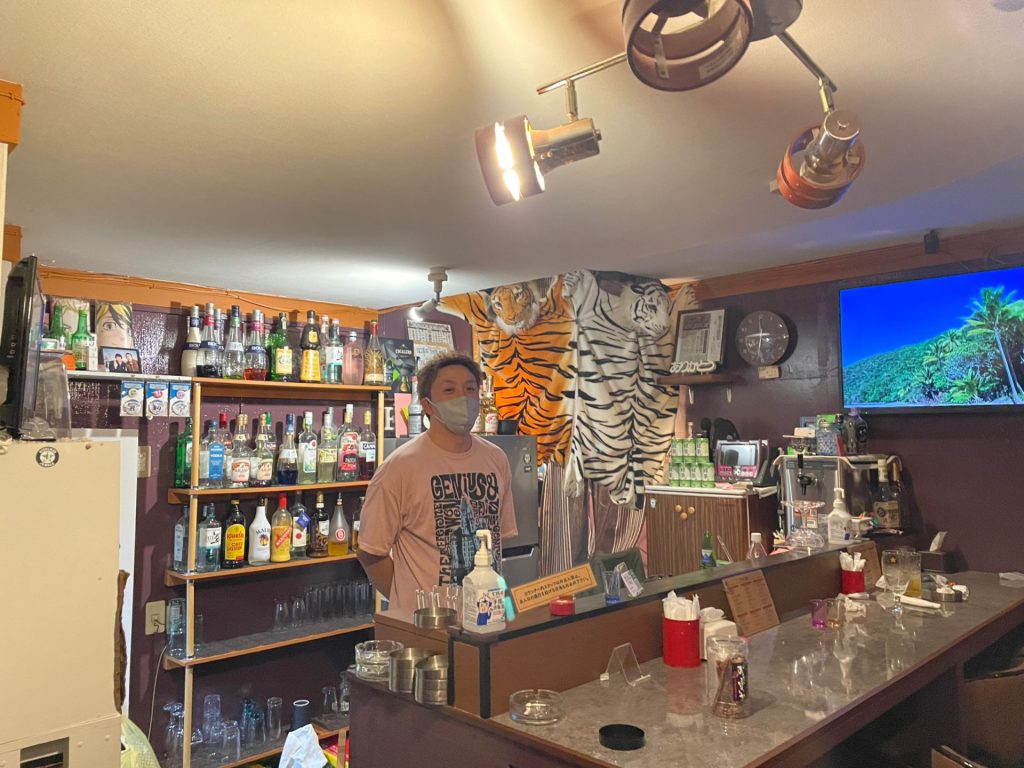 カウンター席とマスターの東さん