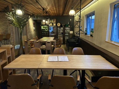 広々として落ち着いた雰囲気の店内