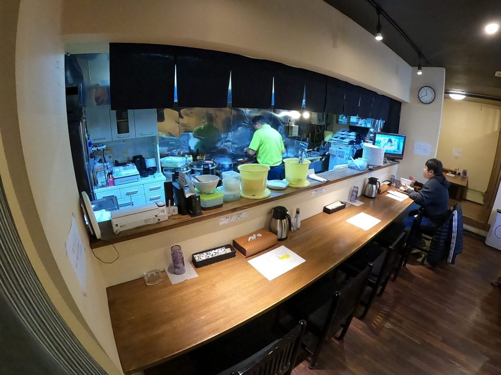 カウンター席もゆったり座れる広さ