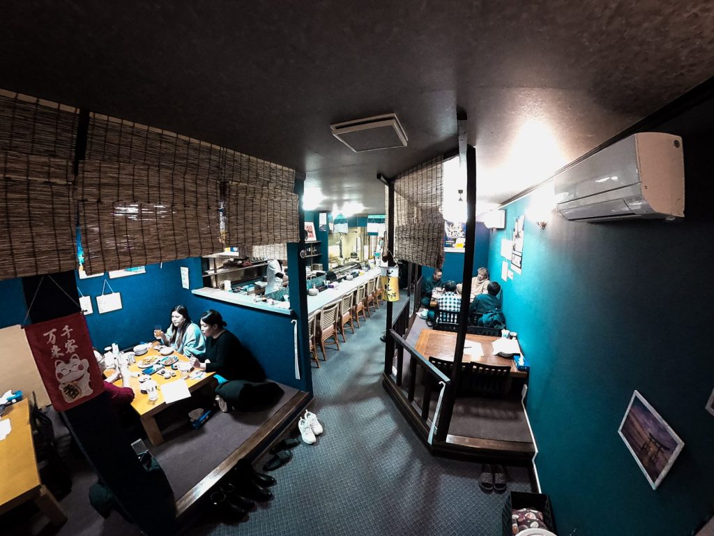 海の青を基調とした店内