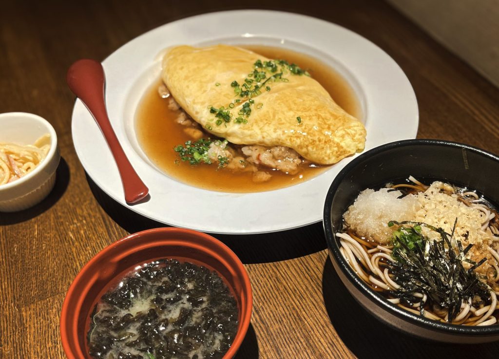 海鮮遊食Rinで人気の和風オムライスを定食で!
(写真はそばセットです。)