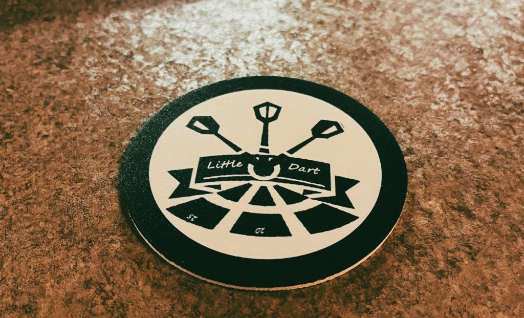 ダートとは、ダーツからの由来で1本でダート（自分）、2本目、3本目（お客様）と複数になるようにとの思いでつけた店名