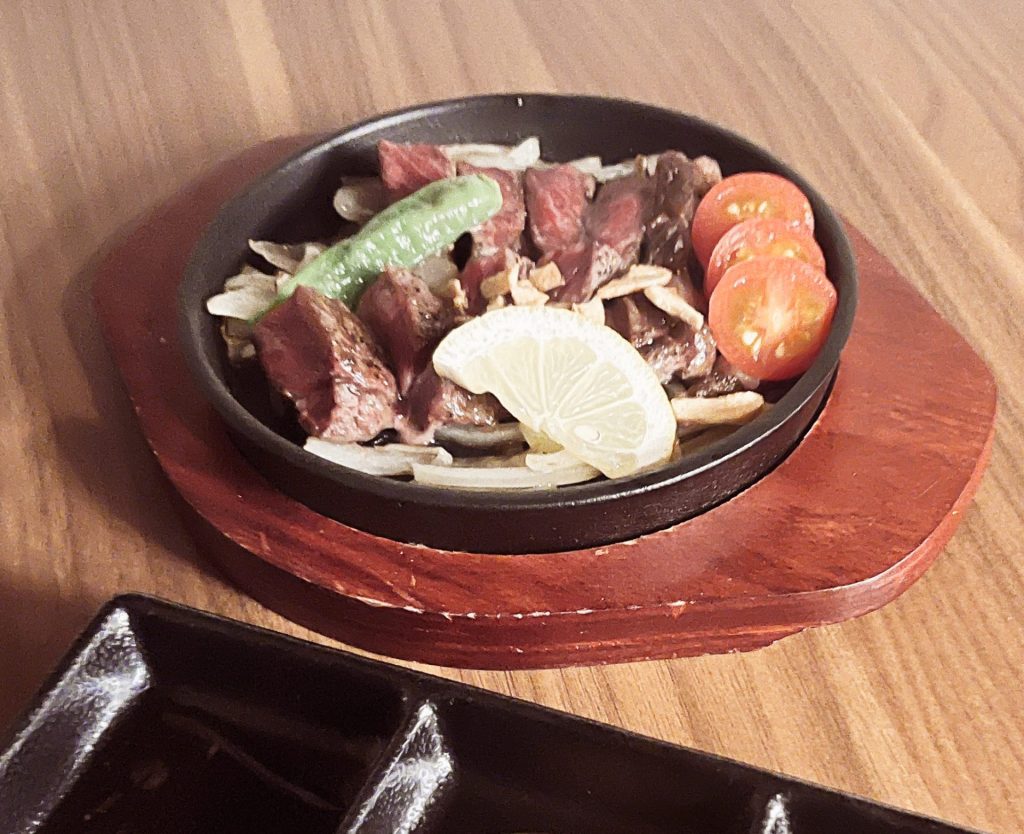 道産牛のステーキ
和風おろしソース、ハニーマスタード、自家製ソースの3種類で召し上がれます。