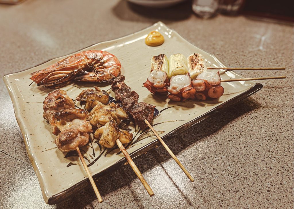 香ばしさが食欲をそそる、炭焼きの焼き物盛合わせ！
炭火でじっくり焼き上げることで、素材の旨みがぐっと引き立ちます。
