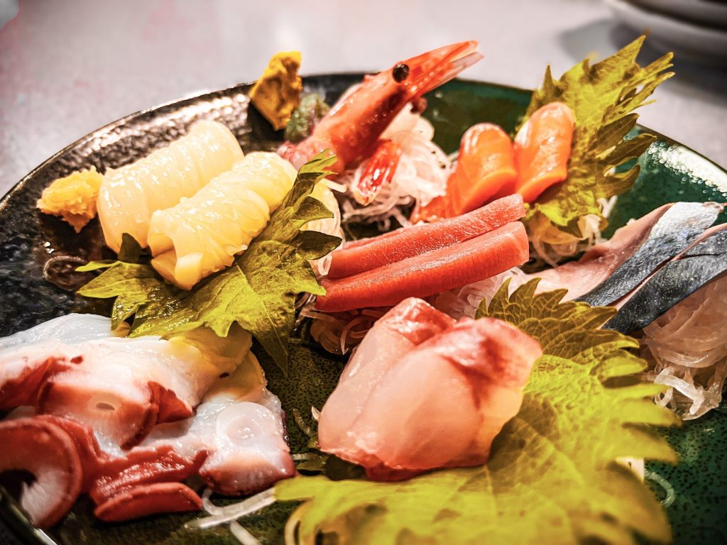 新鮮さがひと目で伝わる豪華な盛り付けで、満足度も抜群。
魚本来の旨みを存分に楽しめる一皿です。