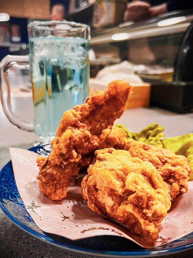 二種類の醬油でつくる醤油からあげ（塩からあげもあります。）