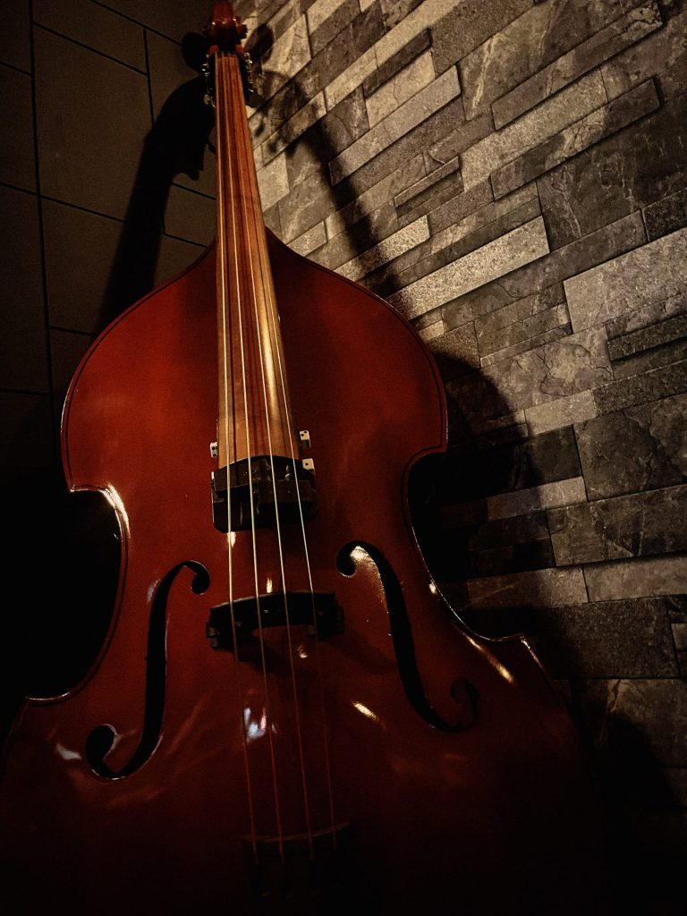 マスターはロカビリーバンドをやっています！　
店名もバンド名からです！