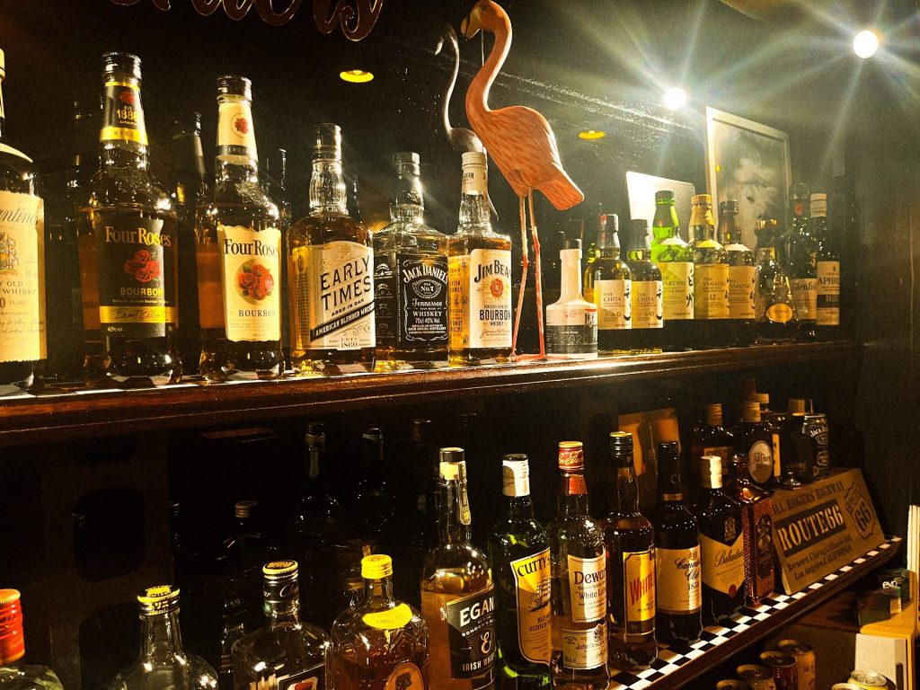 棚にはウイスキーがずらり！店内にマッチしています。