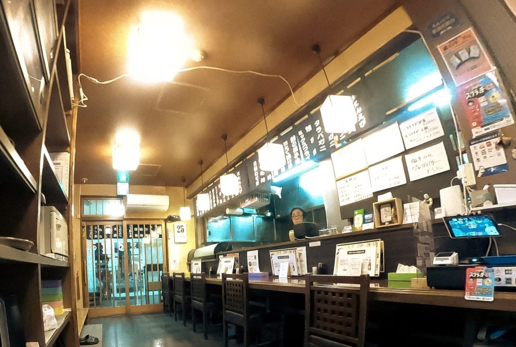 店内はとにかく広い、カウンターも9席