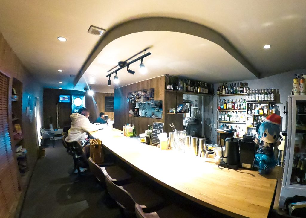 落ち着いた雰囲気のカウンター席
こだわりのお酒を楽しめる