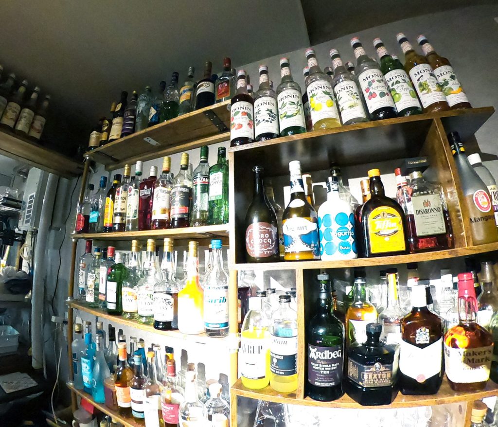 お酒好きも初心者も楽しめる、気取らないバーです。