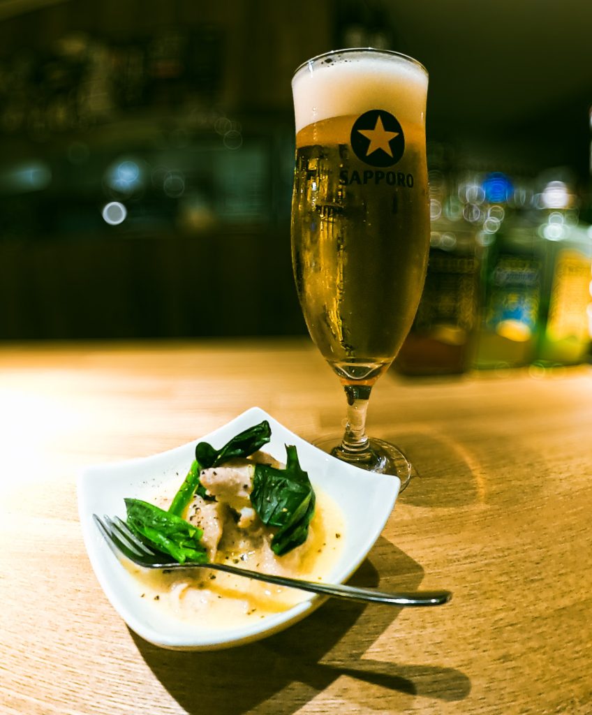 生ビールはサッポロクラシック!
お通しは手の込んだマスターの料理!!
マスターは実は調理人です。