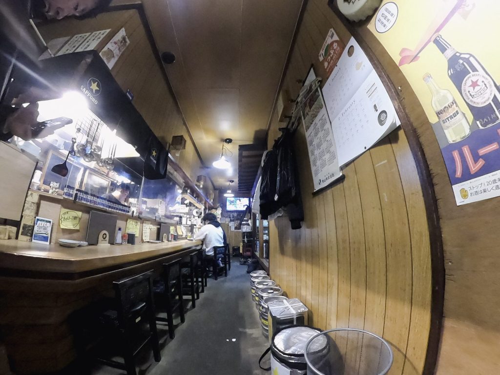 和気あいあいとした雰囲気が流れるカウンター席