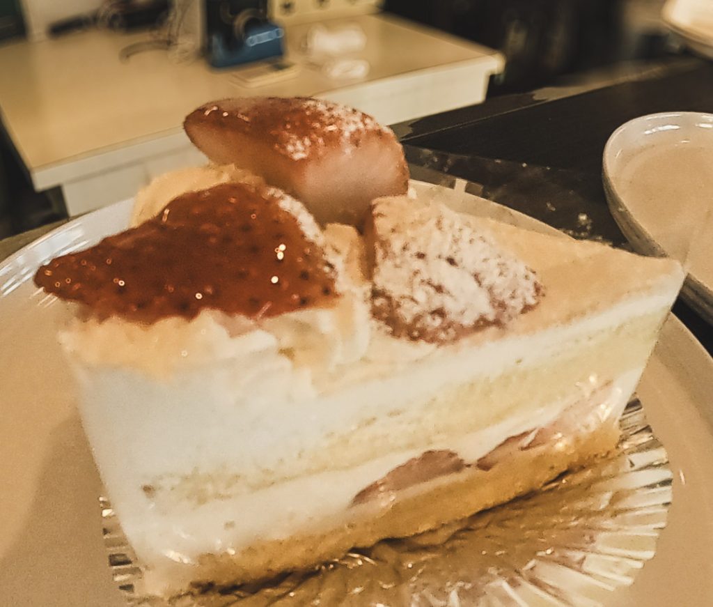 人気のデラックス生クリームケーキ‼