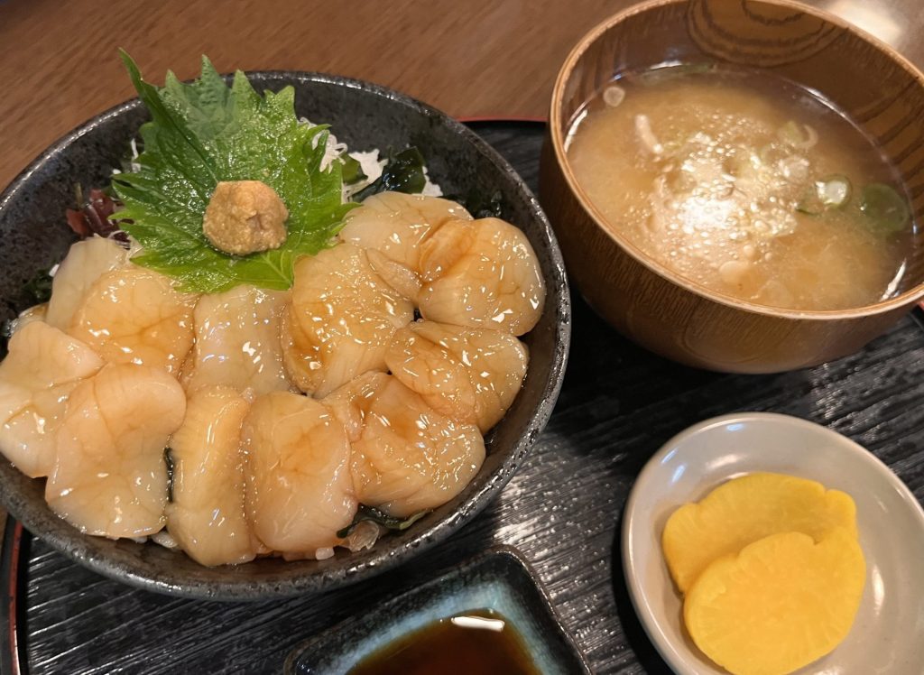 昼はホタテの漬け丼!!
このボリュームは大人気!!