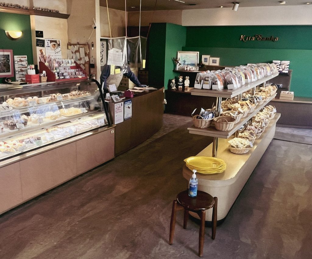 市民に愛されたケーキとお土産が並ぶ店内