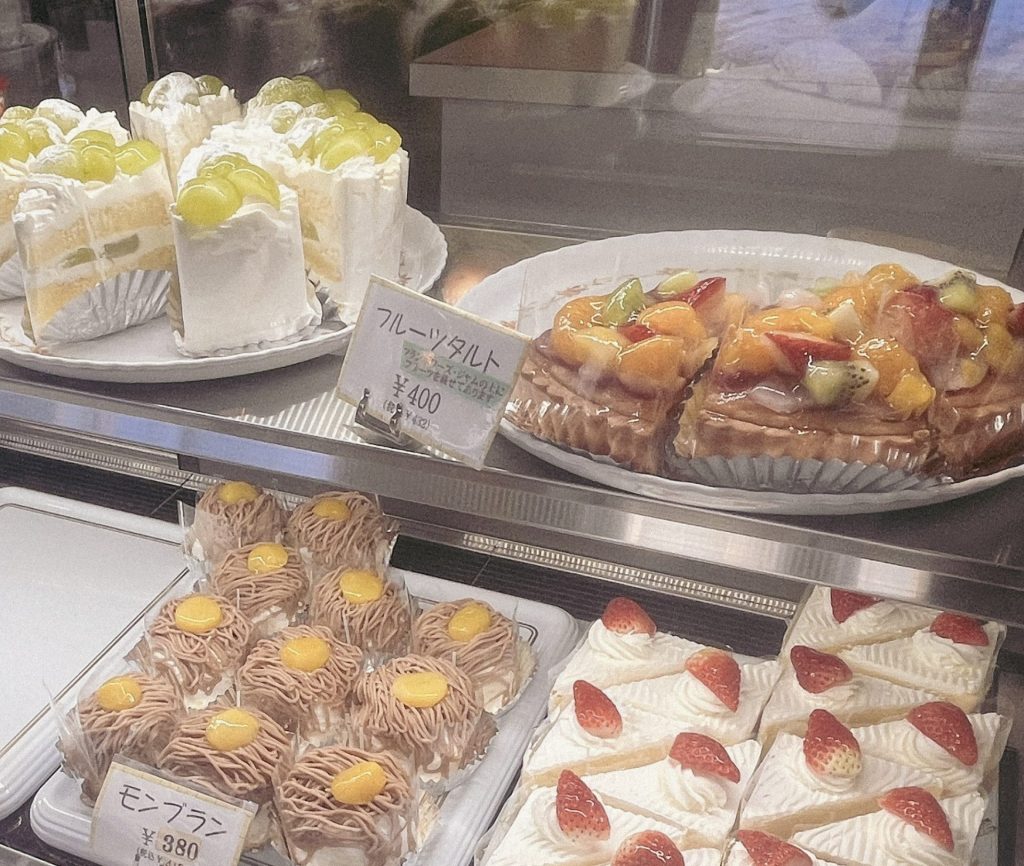 美味しそうなケーキが並ぶショーケース③