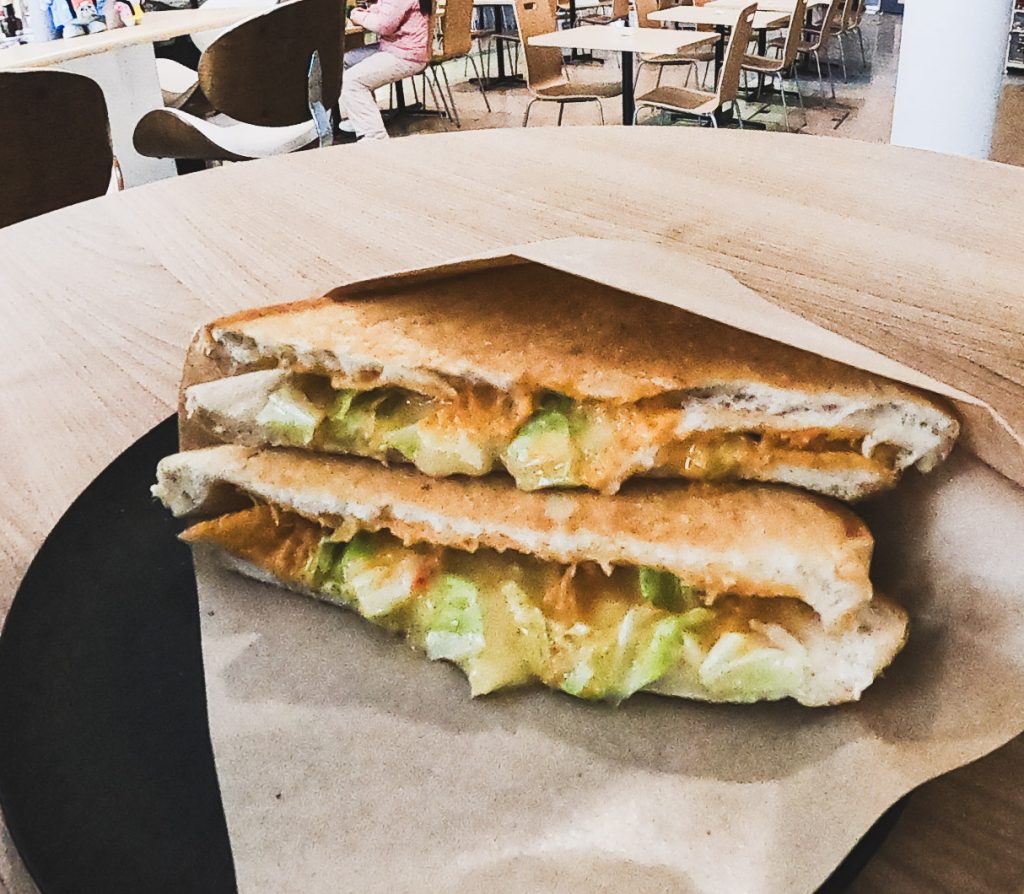 オホーツク海産ズワイガニのトマトクリームソースのホットサンド！
夜のブリージョではこのピザが人気！