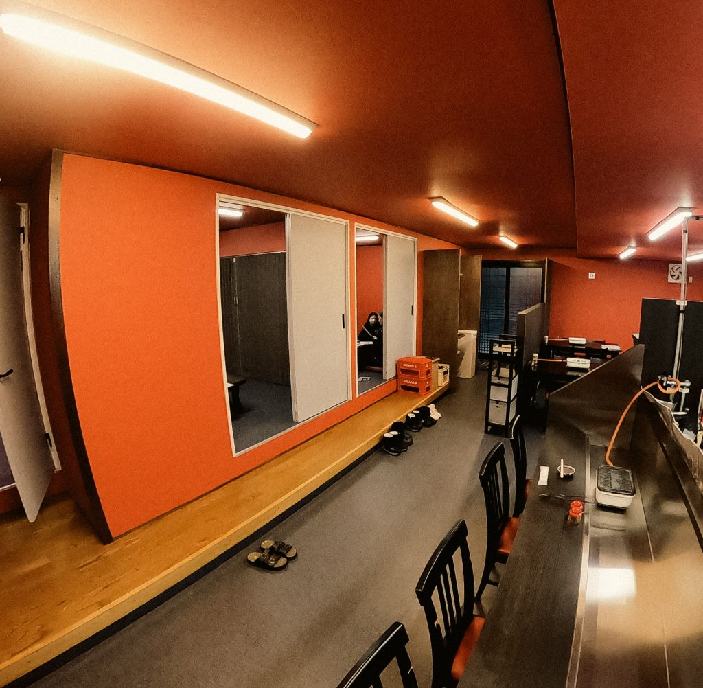 1Fは多人数でもお一人様でもゆったり過ごせる。