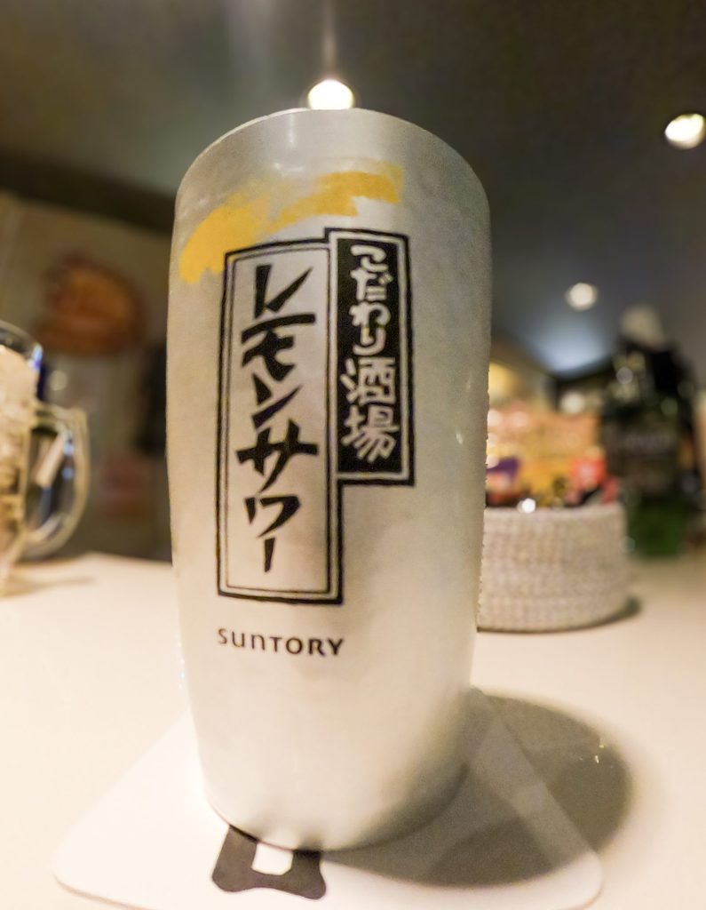 キンキンに冷えたカップでレモンサワーをどうぞ！