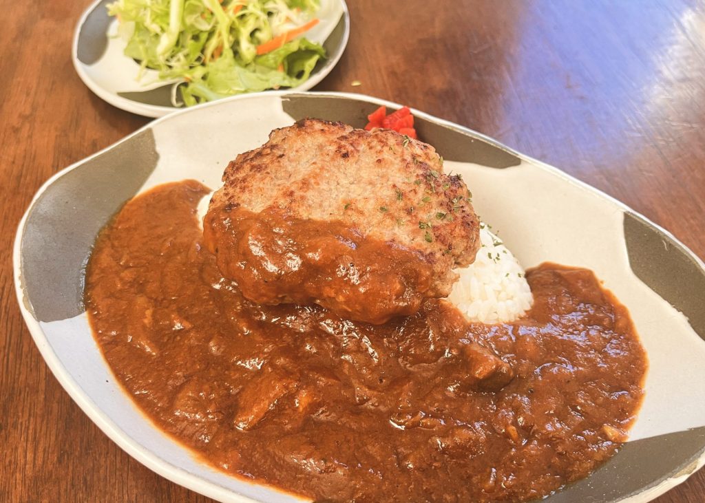 自家製のハンバーグカレー!!　間違えのない美味しさ!!