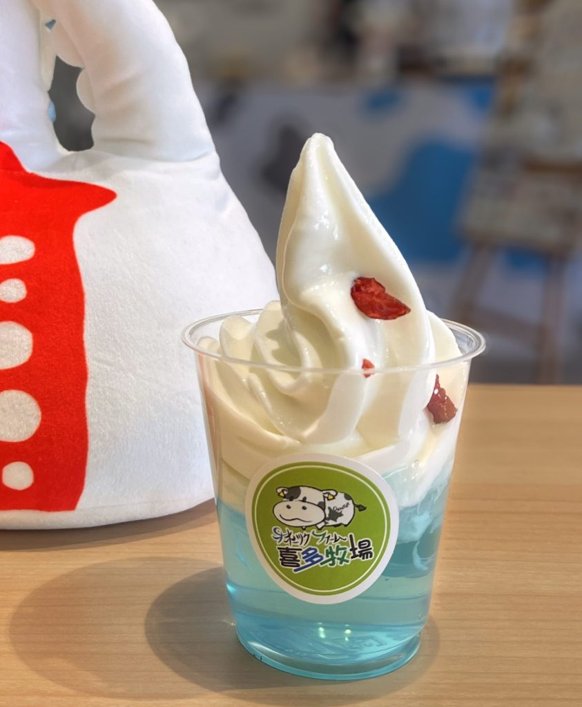 ガリンコ店限定!「ガリンコソフト」 青い海(ゼリー部分)と流氷(ソフトクリーム)!!
赤いグランベリーでガリンコ号を表現しています。