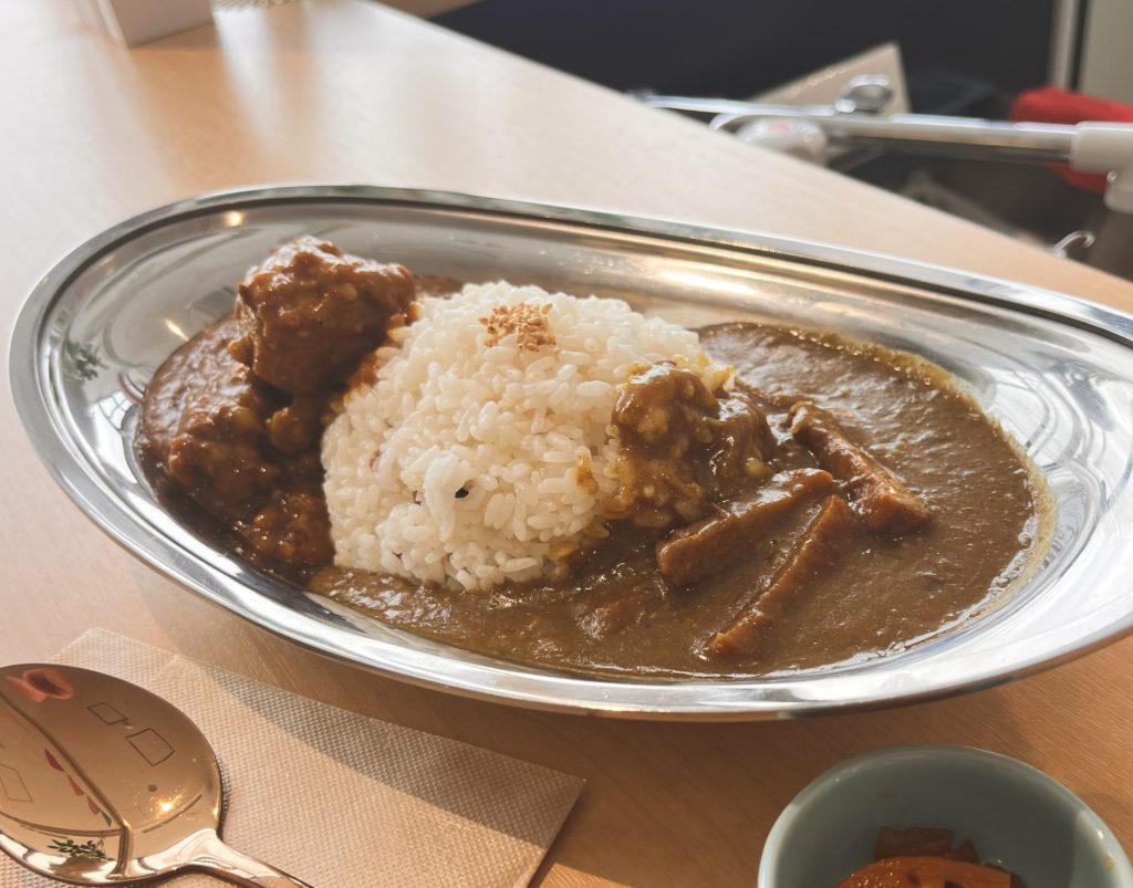 チキンカレー（マサマン風）と、まがり天カレー（もんべつさつま使用）のハーフ＆ハーフ
