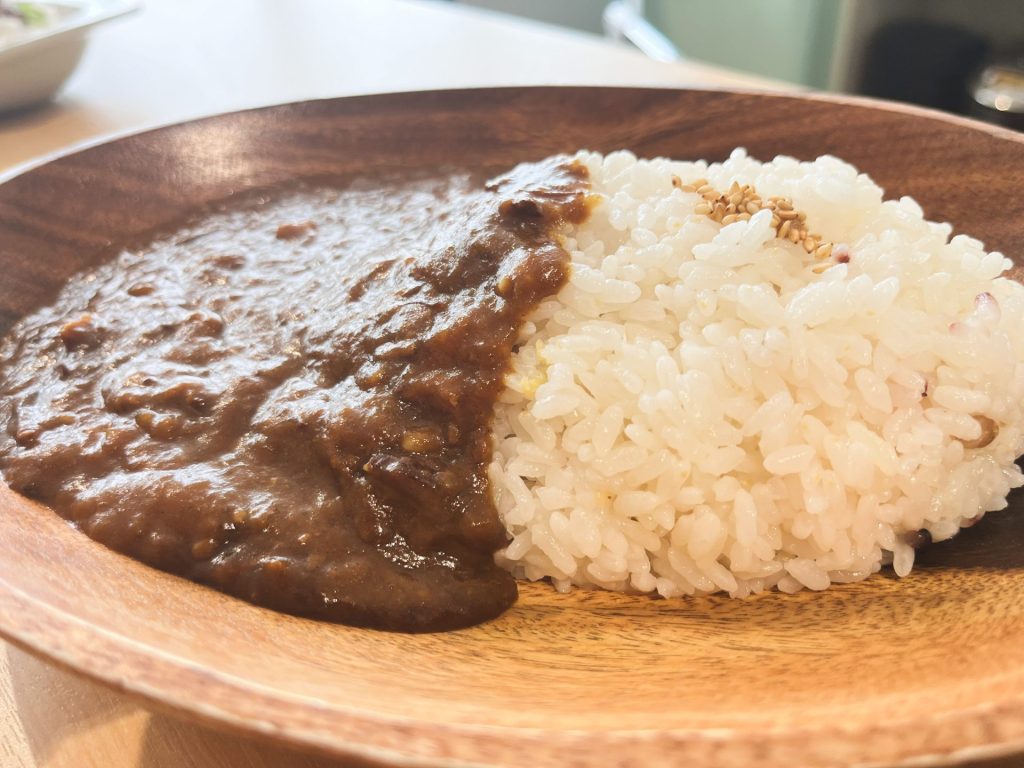 人気の天狗カレー（ポークのルーカレー）
