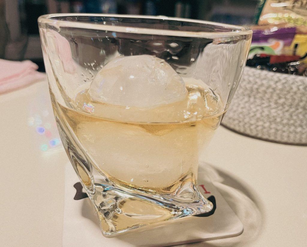 ロックは丸氷だから美味しい‼