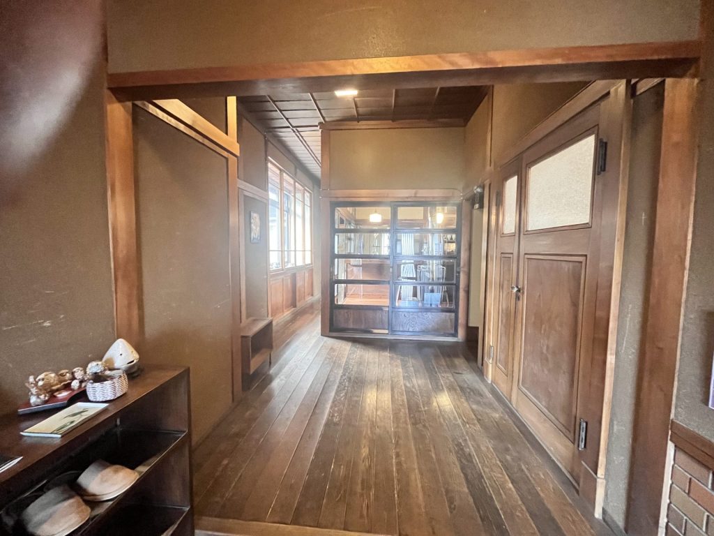 玄関を開けると懐かしい時間が広がります。