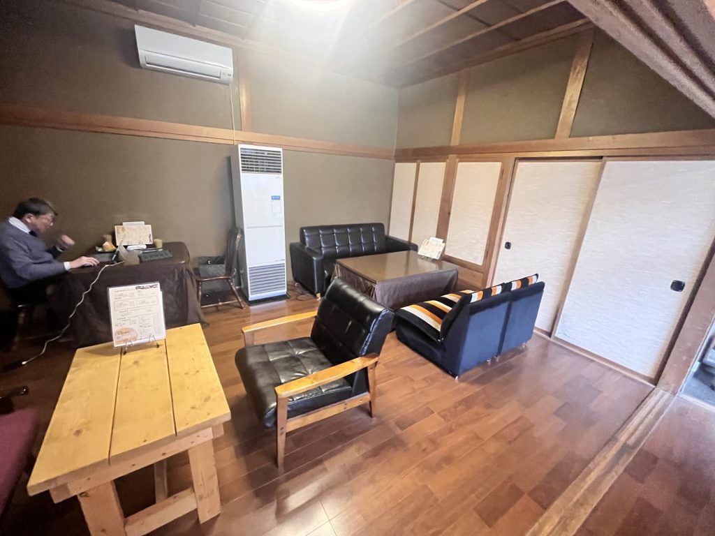 気軽に過ごせるテーブル席