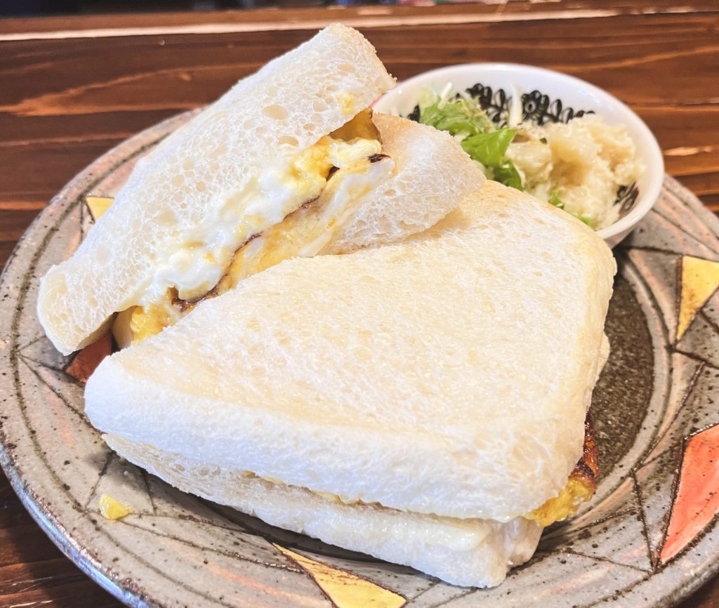自家製食パンとふわとろ厚焼き玉子のコンビネーション。