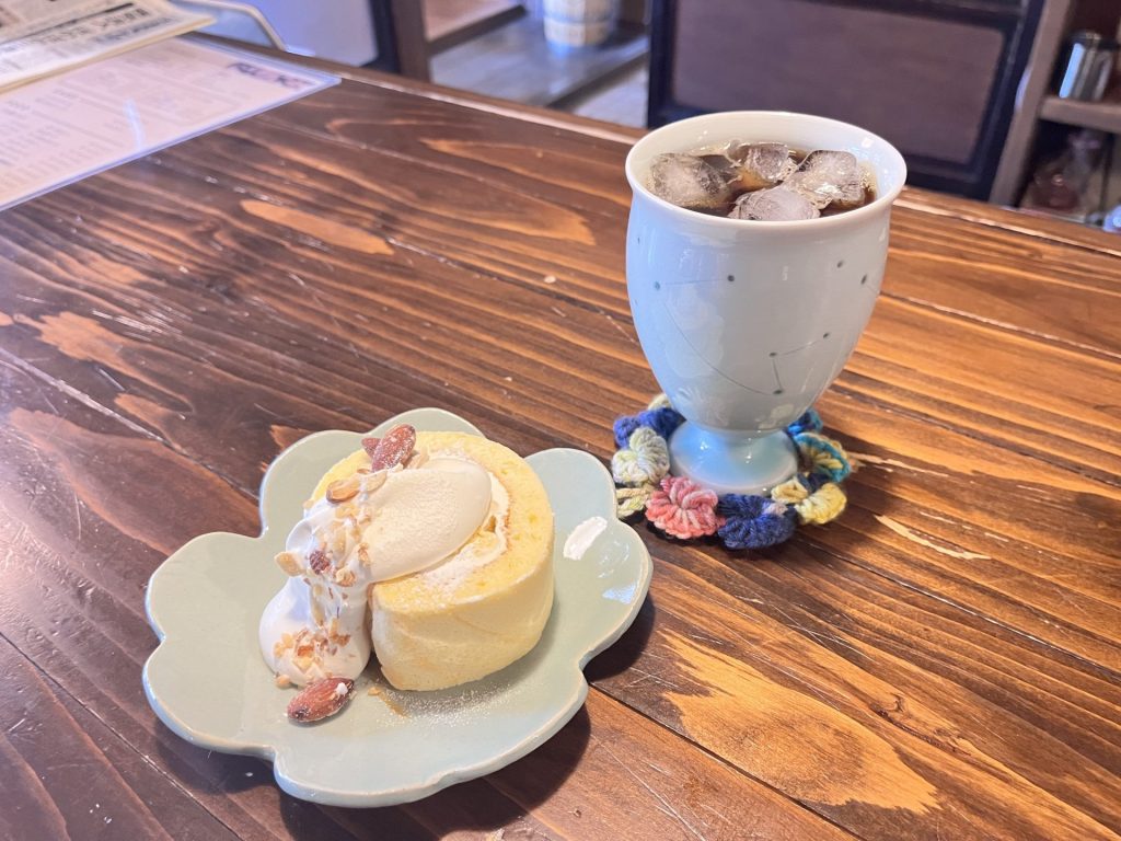 ダッチコーヒーと素材にこだわった気まぐれスイーツ。
一滴ずつ抽出するコーヒーはここだけの贅沢。