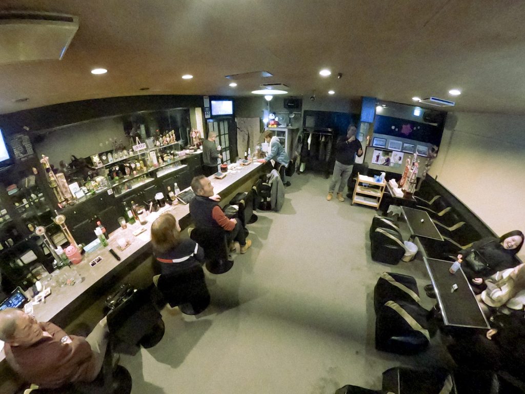 歌声が響く、大人の憩いの場所
歌好きな仲間が集まり、お酒とカラオケで盛り上がる温かい空間です。