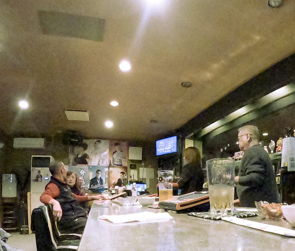 初めての方やお一人様でも気軽に楽しめる、居心地の良い空間です。