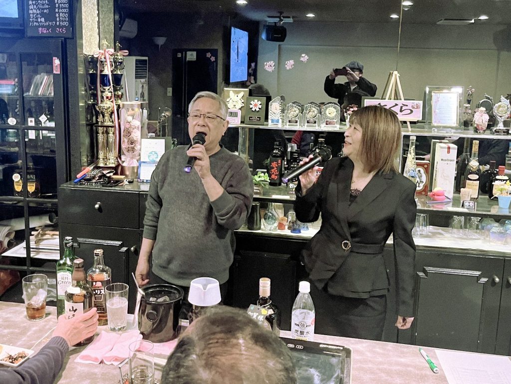 マスターは作詞、作曲、編曲をしている。 歌の指導もしてくれます。